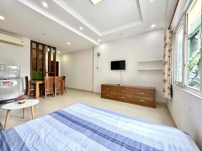 Room one has a balcony in 440 comfortable people near open university.
