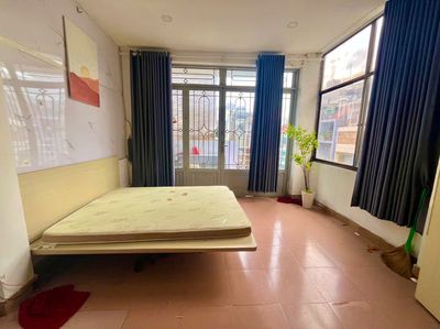 The place is convenient for universities, the price is good.