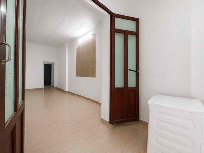 Rent a cheap hotel room right at the New Room Business University.