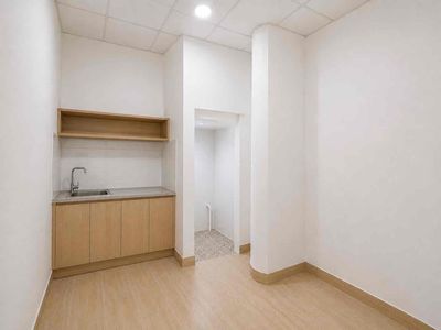 Rent a cheap hotel room right at the New Room Business University.