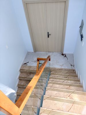 Three-story rent, 6 M, 60 M2, business front, 7th District.