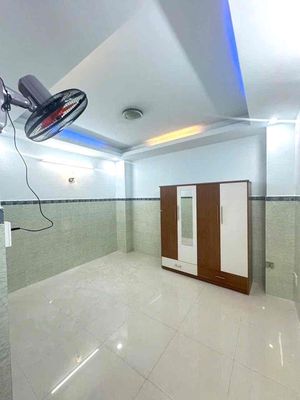 Every room has his own bathroom.