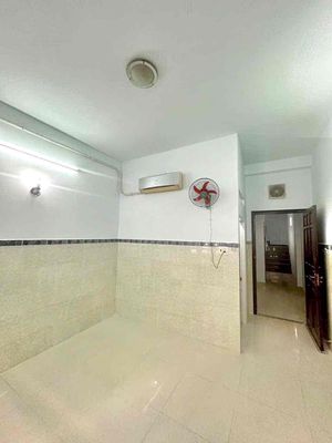 Every room has his own bathroom.