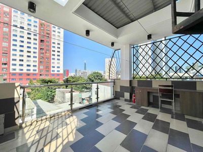 The penthouse super 70 M2 -- the roof of its own 8 million2 right at the market.