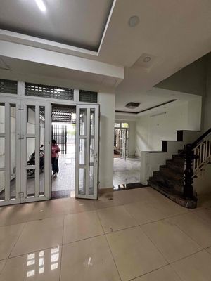 Rent us a harem villa. 7 x 15 meters. Two stories, four bedrooms. Four toilets. It's worth 20 million.