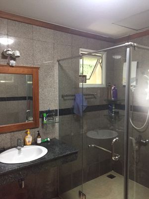 Rent the class of 8-- big apartment, 115 meters2, 150 meters.