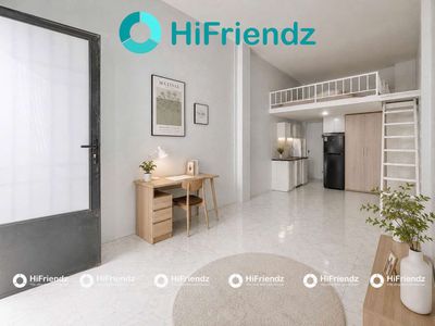 The new uth hutechxu motel built a walk through school.