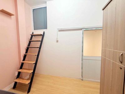 Room empty. - Male speaking, District 3.