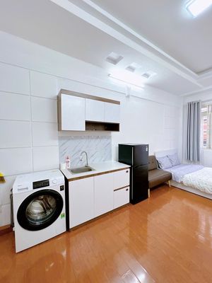 Rent a balcony studio 30 meters2, full interior, Phan Xích Long-size room
