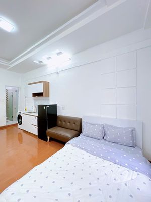 Rent a balcony studio 30 meters2, full interior, Phan Xích Long-size room