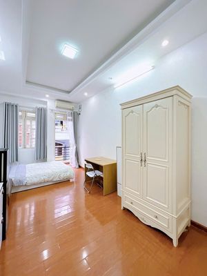 Rent a balcony studio 30 meters2, full interior, Phan Xích Long-size room