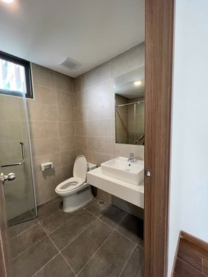 Rent a Akari City studio-- six million a month's worth of nut!