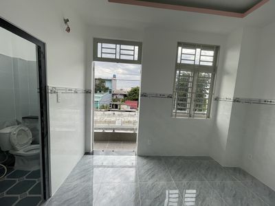 New four bedrooms, one bamboo, two stories, five toilets, front yard, 10 tons.