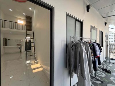 Rent a room with 2.5 M elevators, two cheap windows.