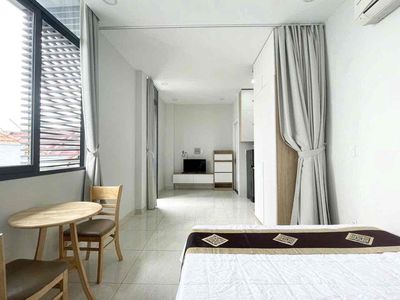 High-end service apartment -- airport -- there's a balcony -- right in the hvt park.
