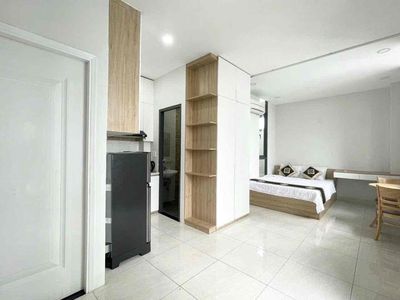High-end service apartment -- airport -- there's a balcony -- right in the hvt park.