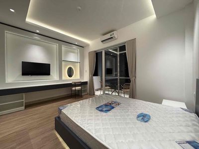 Room service one senior bedroom in downtown 7 near thette, rmit q1 district 4.