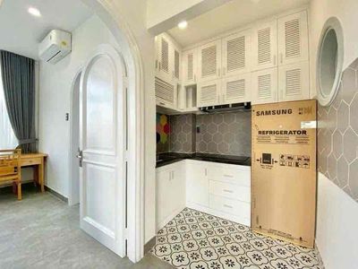 Room service. One bedroom. A clear, clear banding kitchen.