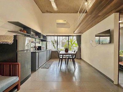 The DNC service apartment is full of furniture right next to thette of 7th, rmit