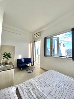 New room, balcony, furniture. Right vincom Phan Văn Trị