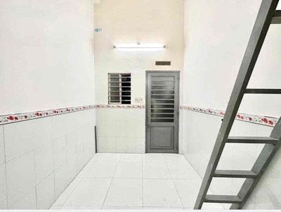 500 meters from the commercial university.
