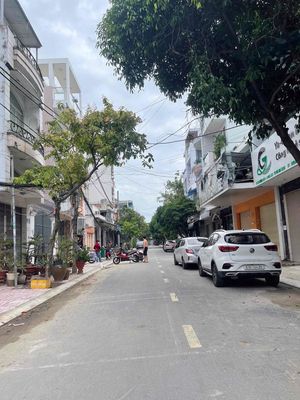 Rent the original house on the front of số 9 residence.