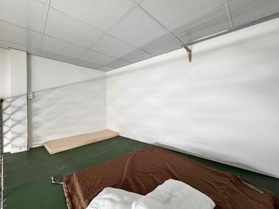 Rent the guard room with a super open window close to ugm from 3-7.