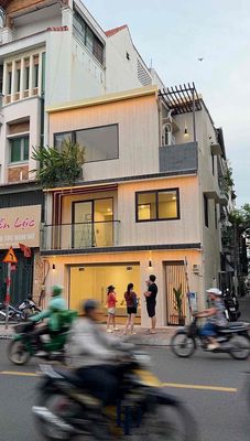 Rent a cash street on Huỳnh Văn Bánh.