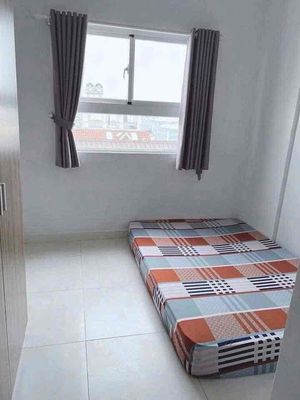 Cheap motel, window. Near ufme, nttu. Carways, security's not flooded.