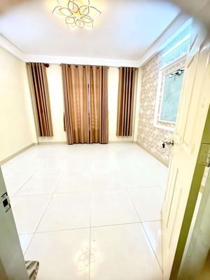 Rent a nice house for four cheap interiors. Five toilets, 15 cents.