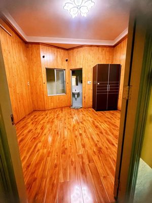 Rent a nice house for four cheap interiors. Five toilets, 15 cents.