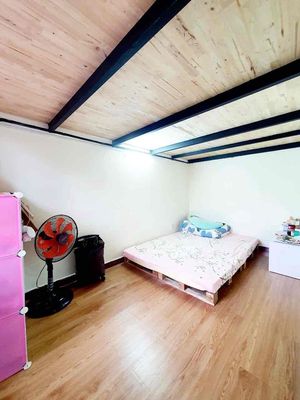 It's the owner who rents the two bedrooms and the balcony.