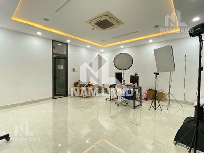 There's an elevator on 33, 6 super bedrooms made of vp-livestream only 40 million.