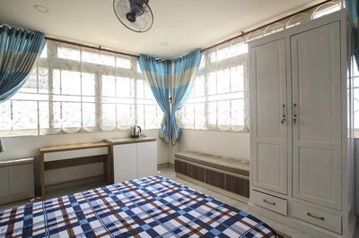 just north of the sea - room full - window - full comfort
