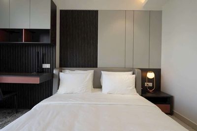 Happy Valley apartment for cheap rent! Only 30 million a month. Three bedrooms, 135 meters2. Free car.