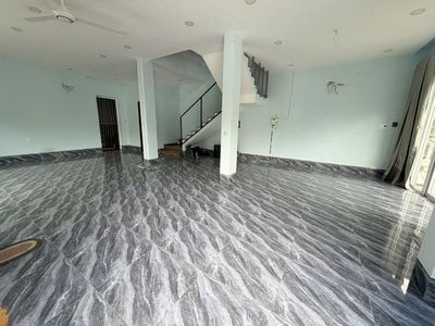 Rent a corner 10 x 15 mbm Park Riverside 3 floors near vx Interstate
