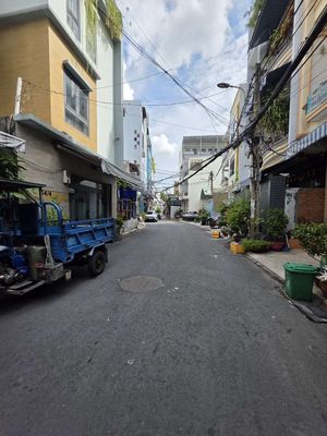 A lathe is a storage unit of 5.20 m in the alleyway of Trịnh Đình Trọng.