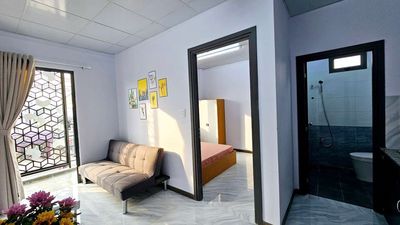 apartment one new bedroom built near the district stop. Eight elevators, security, garage.