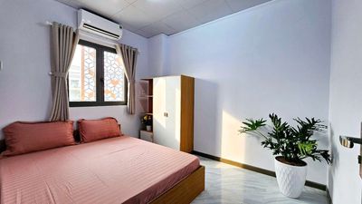 apartment one new bedroom built near the district stop. Eight elevators, security, garage.