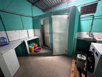 The entire third floor apartment needs rent, full interior, seven million.