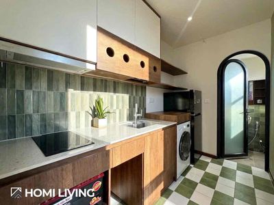 Rent the apartment near the Vittel building. The elevator window is committed like he is.