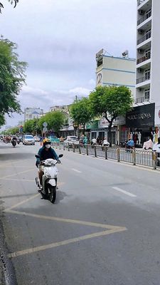 It's a nice cash rent, three floors of Trường Chinh.