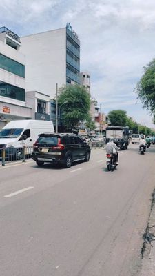 It's a nice cash rent, three floors of Trường Chinh.