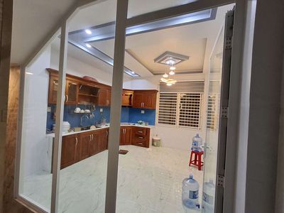 The new Âu Cơ 4-story elevator.
