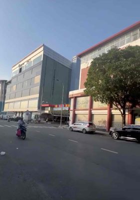 It's the owner who rents building 3 Hoàng Việt 40 x25 5 stories.