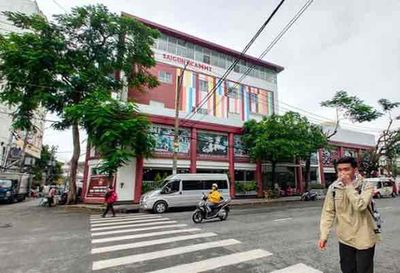 It's the owner who rents building 3 Hoàng Việt 40 x25 5 stories.