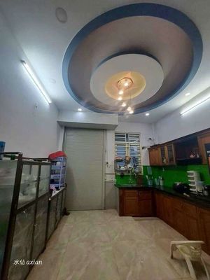 The clean house is 5.5*15, ground floor, three bedrooms, three toilets, basic interiors.