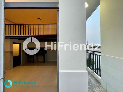 Room with guard-- open balcony-- elevator-- cold - cold - only