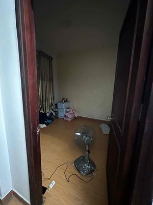 Find a woman who puts one bedroom in two bedrooms. Two Lạc Long Quân toilets.