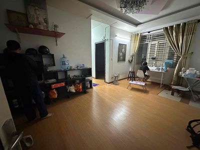 Find a woman who puts one bedroom in two bedrooms. Two Lạc Long Quân toilets.